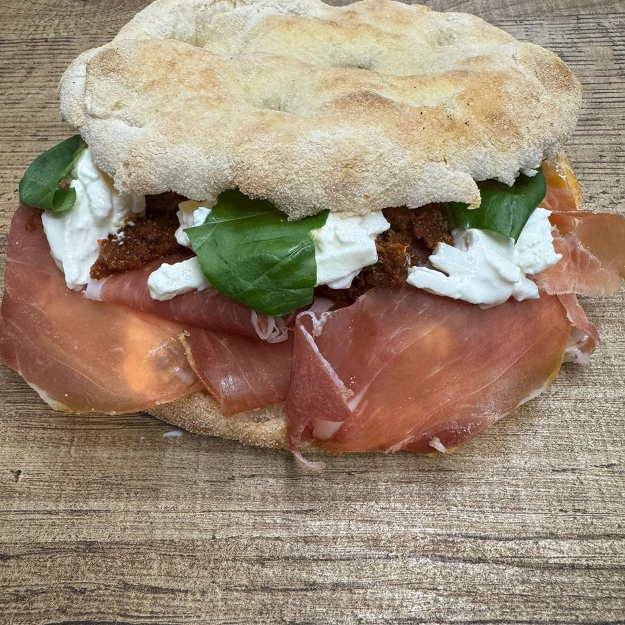 Il Crunch Crudaiolo farcito con crudo e stracciatella