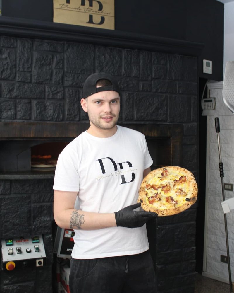 Davide Boschini al lavoro nella sua pizzeria