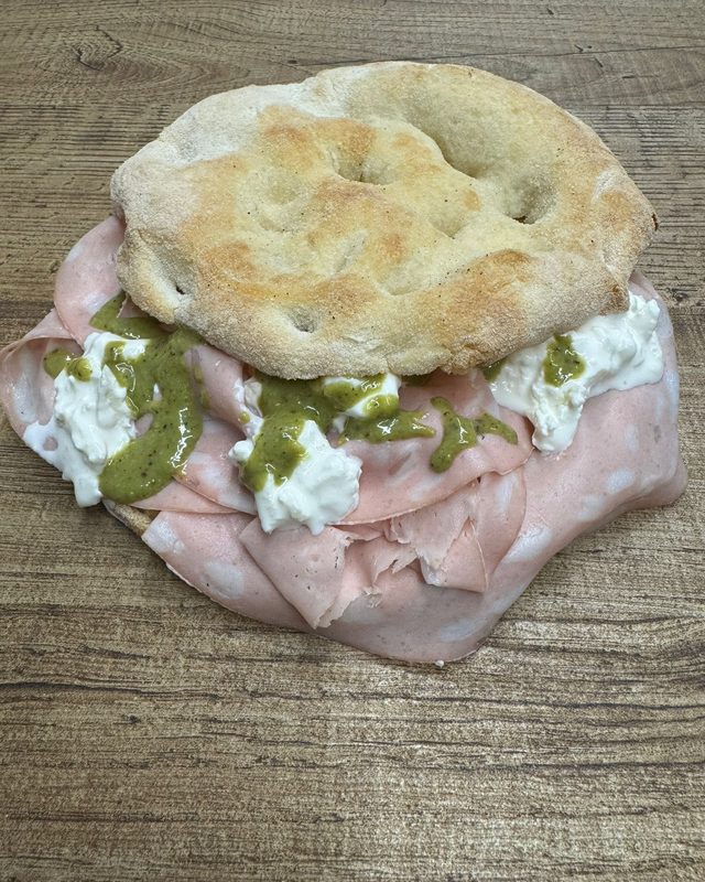 Il Crunch Mortazza: mortadella, pesto di pistacchio e stracciatella