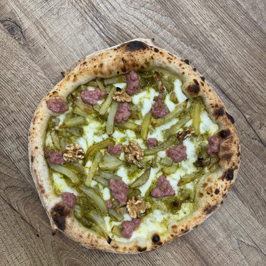 Pizza Basilico Incantato con pesto, patate, salsiccia e noci