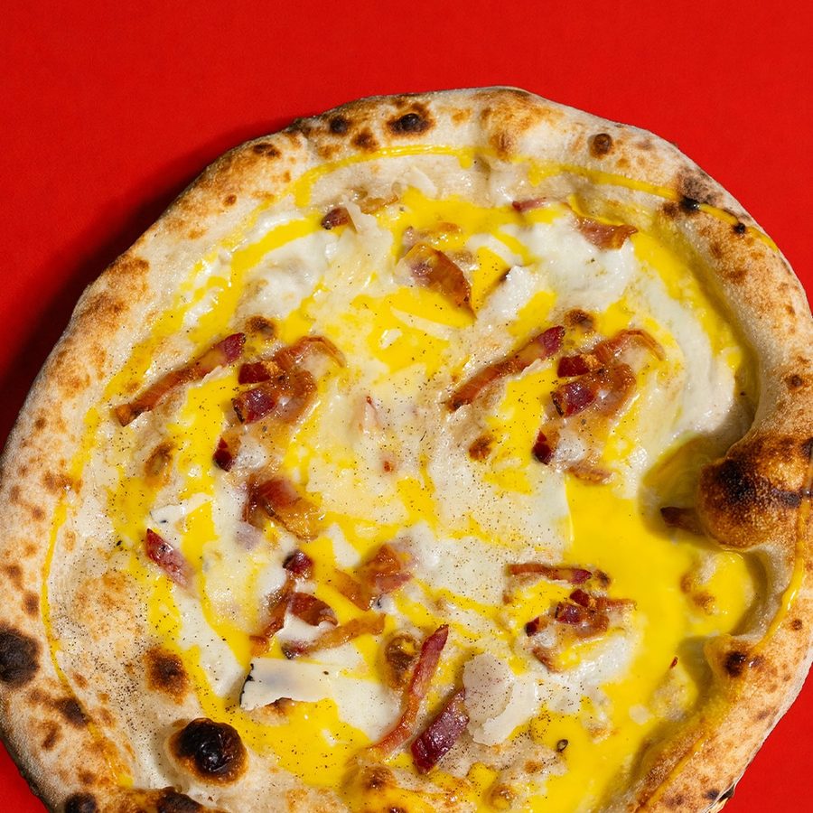 Pizza Carbonara con crema di tuorlo e guanciale croccante