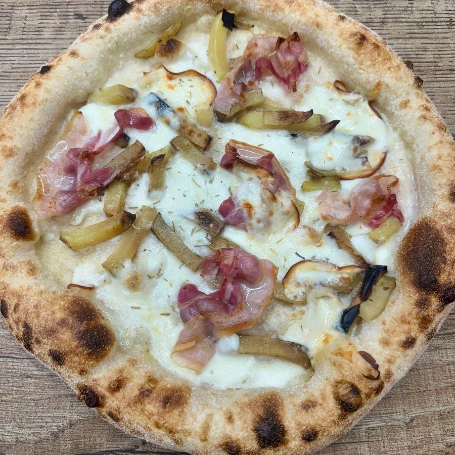 Pizza Croccantezza Affumicata con patate arrosto, pancetta e provola
