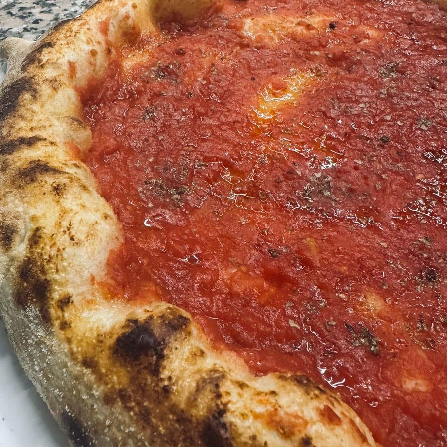 Il cornicione alto di una pizza Marinara