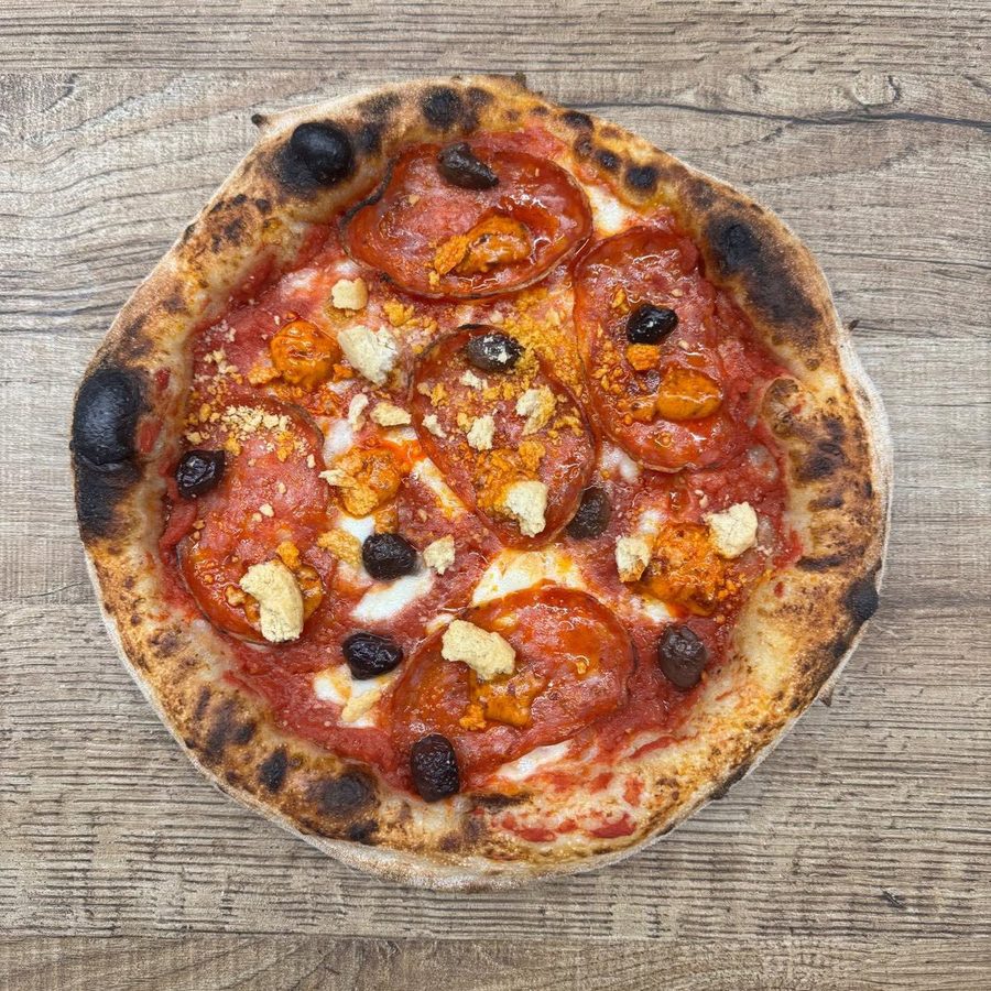 Pizza Terra Infuocata con salamino piccante, olive e tarallo sbriciolato