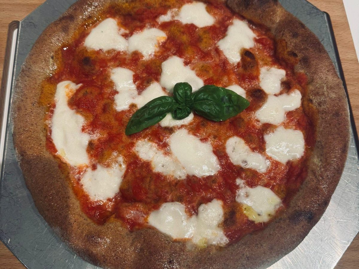 Pizza Margherita preparata con l'impasto senza glutine